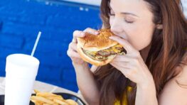 Cohue chez McDonald's avec la carte McGold pour manger à vie gratuitement au McDo !