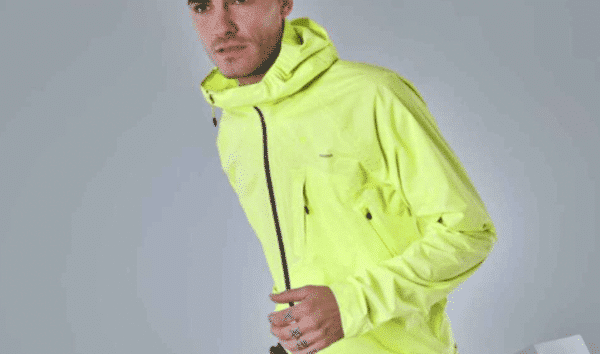 Decathlon cartonne avec son modèle de veste imperméable indémodable 