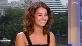 Léna Situations se confie sans tabou sur ses complexes cheveux, poitrine