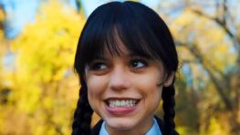 Mercredi Jenna Ortega, Catherine Zeta-Jones, Luis Guzman totalement déjantés sur le tournage de la série Netflix !