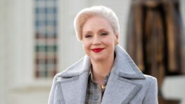 Mercredi Larissa Weems alias Gwendoline Christie très choquée et ultra-gênée par sa rencontre avec Tim Burton !