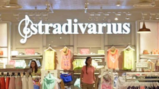 Stradivarius cartonne avec ses bottes effet peau de crocodile à moins de 50 euros !