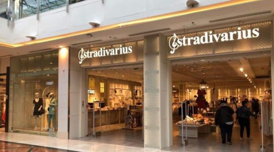 Stradivarius fait craquer toutes les femmes avec cette robe pull bohème à moins de 30 euros !