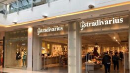 Stradivarius son pantalon cargo en satin fait une énorme à carton à moins de 30€ !