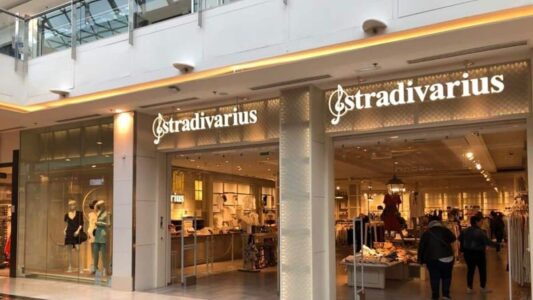 Stradivarius son pantalon cargo en satin fait une énorme à carton à moins de 30€ !