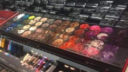cet enfant détruit plus de 1200 euros de maquillage chez Sephora, les employés agressent sa mère « distraite » !
