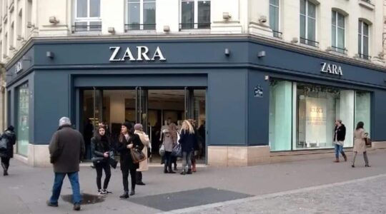 Zara frappe fort avec une robe élégante idéale pour le réveillon à moins de 50€ !