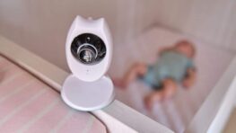 Cet homme découvre que sa femme le trompe chez lui à travers le baby phone !