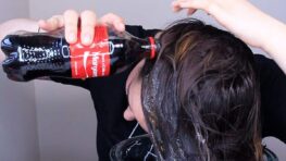 Cette influenceuse TikTok se verse du Coca sur les cheveux et le résultat est complètement fou !