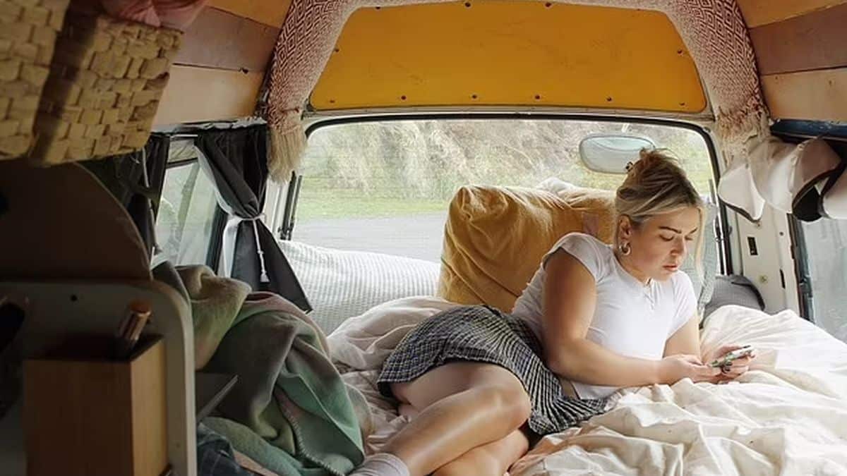 Cette jeune femme décide de s'installer dans sa camionnette pour ne pas payer de loyer et économise 13 000 euros !
