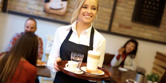 Cette jeune serveuse généreuse nourrit un SDF et finit par recevoir une très belle surprise !