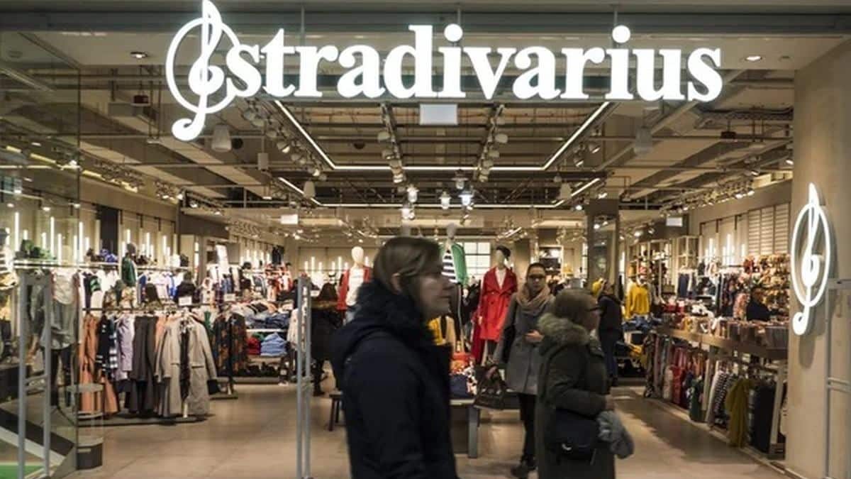Apaixone-se na Stradivarius por esta jaqueta de aviador de couro azul ultramoderna a um preço sacrificado!