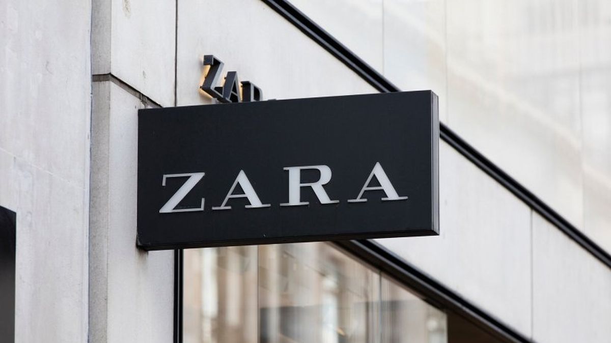 Cohue chez Zara pour cette robe plissée à moins de 40 euros que vous allez adorer porter !