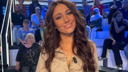 Delphine Wespiser surprise en pleine nuit par sa sœur pour souffler sa bougie d'anniversaire !
