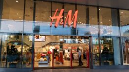 H&M frappe fort avec un sweat tendance oversize et ultra comfy à moins de 9 euros
