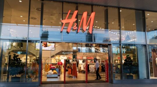 H&M frappe fort avec un sweat tendance oversize et ultra comfy à moins de 9 euros