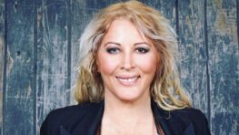 Loana fracasse les candidats de télé-réalité qui vivent à Dubaï et détruit ses haters !
