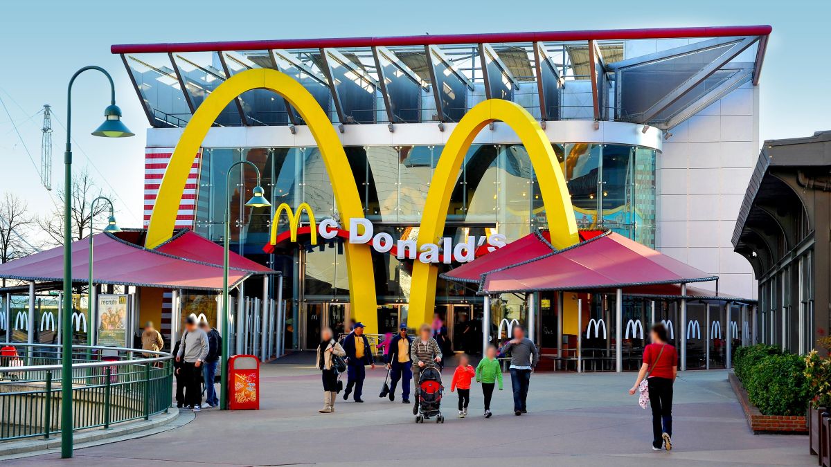 McDonald's rêve de lancer son parc d'attraction et dévoile sa première montagne russe en forme de burger !