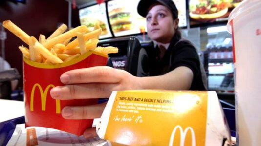 McDonald's : il met trop de temps à manger son burger et reçoit une grosse amende !