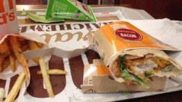McDonald's une femme écoeurée après avoir découvert un escargot dans son wrap au poulet !