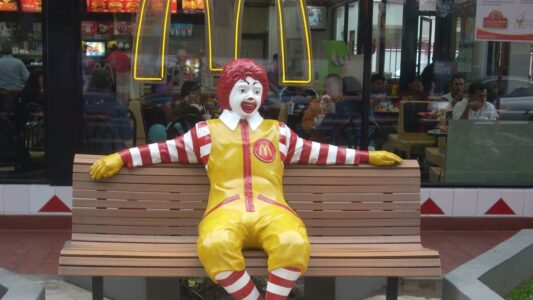 McDonald's voici la vraie raison pourquoi Ronald McDonald a disparu de tous les restaurants !
