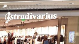 Stradivarius fait un carton avec son manteau blanc idéal et très stylé pour passer l'hiver au chaud !