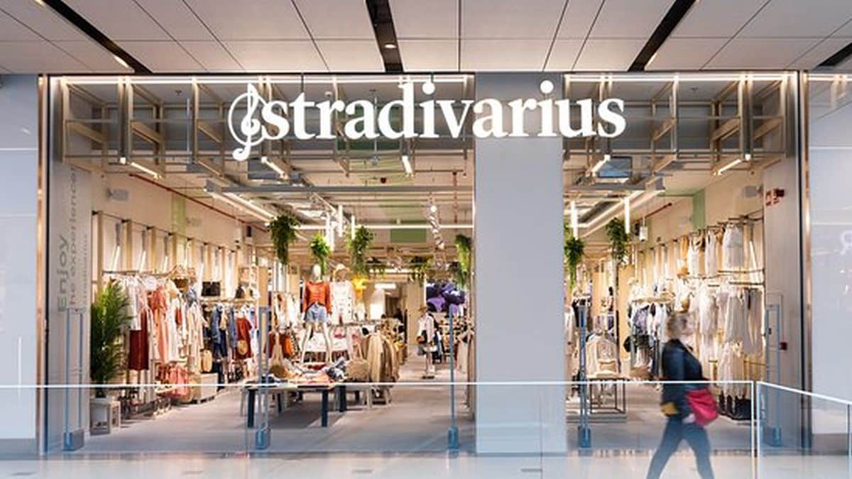 Stradivarius frappe fort avec son jean slim qui fait une silhouette parfaite à moins de 30 euros