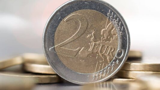 Voici les pièces de 2 euros qui peuvent vous rapporter entre 500 et 5000 euros !
