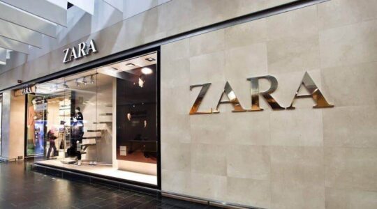 Zara fait un carton avec son sublime pantalon adapté à toutes les silhouettes à moins de 30 euros !