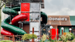 Accident au McDonald's un jeune garçon se coupe l'oreille en deux dans une aire de jeu !