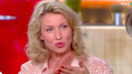 Alexandra Lamy enflamme la toile avec son micro maillot de bain !