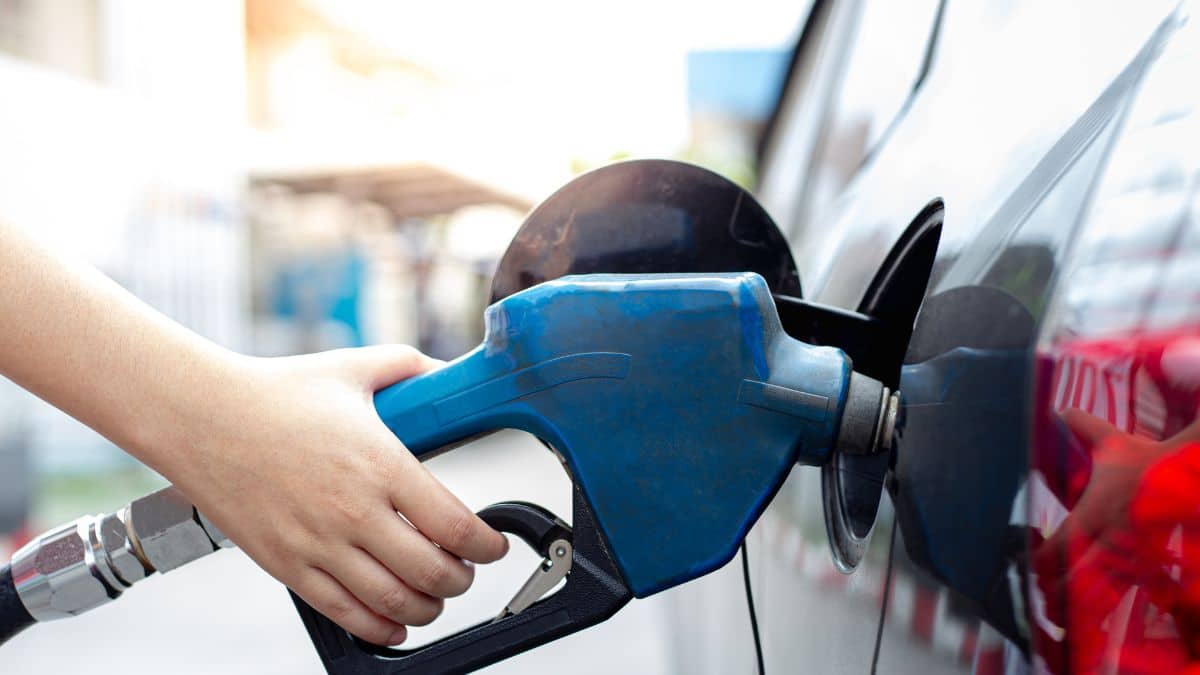 Carburant voici comment profiter de l'essence à 0,85 euro le litre et les supermarchés concernés !