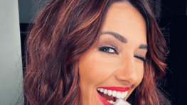 Delphine Wespiser choque tout le monde et avoue être adepte de l'amour à plusieurs !