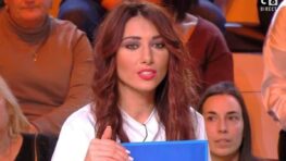 Delphine Wespiser détruit Denis Brogniart et l'insulte dans TPMP Il est juste con