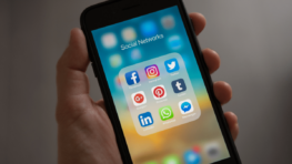 iPhone: voici pourquoi il ne faut jamais déverrouiller son smartphone en public !