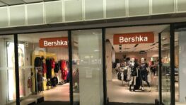 Bershka cartonne avec cette robe en jean à zip préférée des influenceuses à moins de 30 euros !