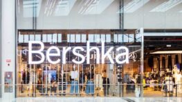 Bershka tient la robe noire bustier parfaite qui met en valeur toutes les morphologies à moins de 30 euros !