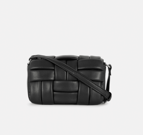 Primark défie les marque de luxe avec son sac dupe inspiré par un modèle de chez Bottega Veneta