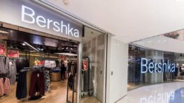 Cohue chez Bershka pour cette veste courte en jean avec épaulettes qui va vous faire craquer !