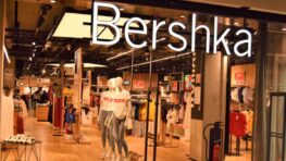 Cohue chez Bershka pour la jupe midi en nylon parfaite pour lancer le printemps