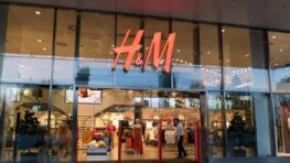 Cohue chez H&M pour son cardigan parfait pour un look BCBG réussi à tout petit prix !