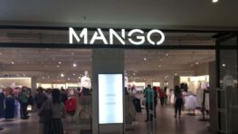 Cohue chez Mango pour sa salopette en jean blanc qui va cartonner au printemps !