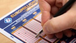 EuroMillions: il laisse la machine choisir les numéros à sa place et touche le jackpot !