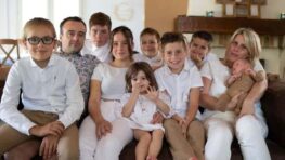 Familles Nombreuses Mélanie Gonzalez toujours très marquée après cette opération à l’œil !