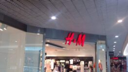 H&M frappe fort avec sa robe longue qui s'adapte à toutes les morphologies à moins de 40 euros !