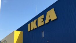 Ikea cartonne avec son miroir de style rétro qui donnera une touche royale à n'importe quelle pièce !
