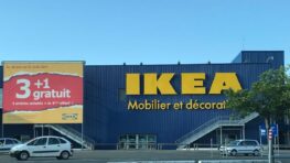 Ikea casse tous les codes avec cette superbe bibliothèque rouge qui va transformer votre salon !