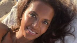 Karine Le Marchand fière de son joli décolleté pour le tournage du speed dating d’ADP ! (Photo)