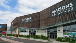 Maisons du monde a le canapé en cuir marron industriel qui donnera une touche d'originalité à votre salon !