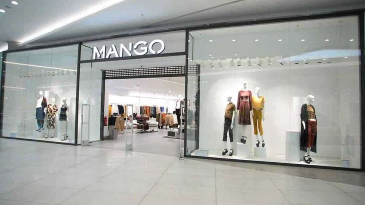 Mango cartonne avec son tee-shirt semi-transparent avec soutien-gorge intégré !